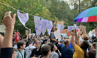 Wimpelketten auf der Demonstration gegen die AfD Veranstaltung